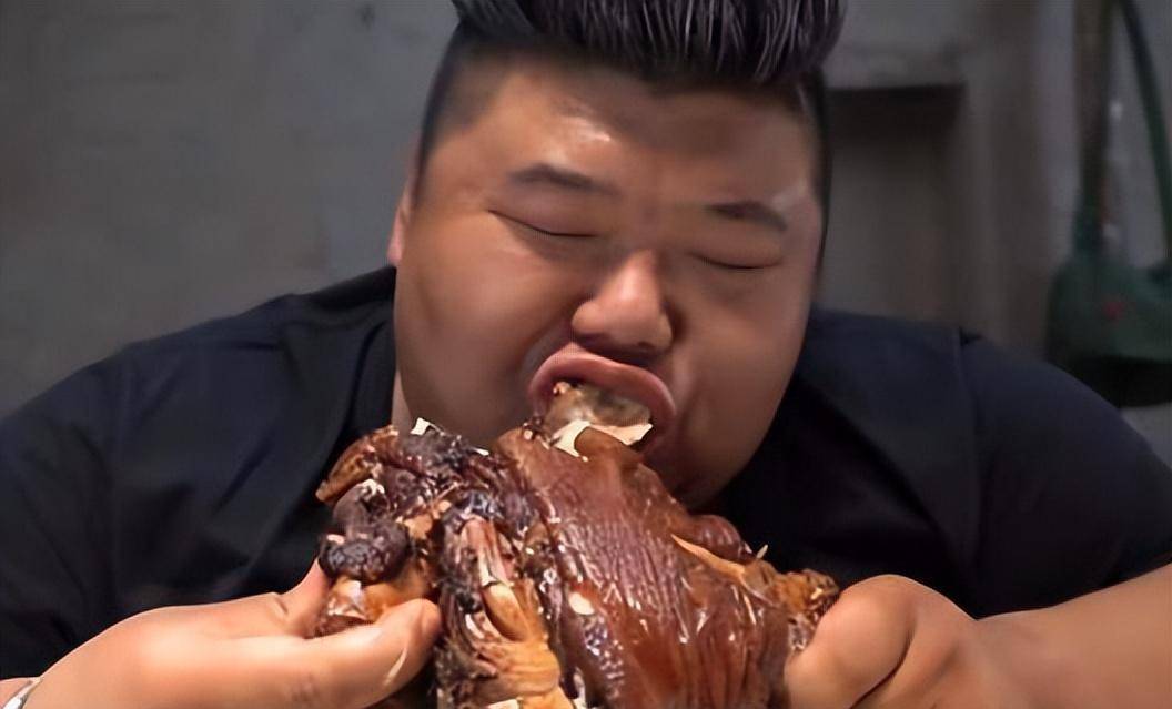 网红胖猴仔就是一名吃播博主,他为了彰显自己的食量大于常人,通常会用