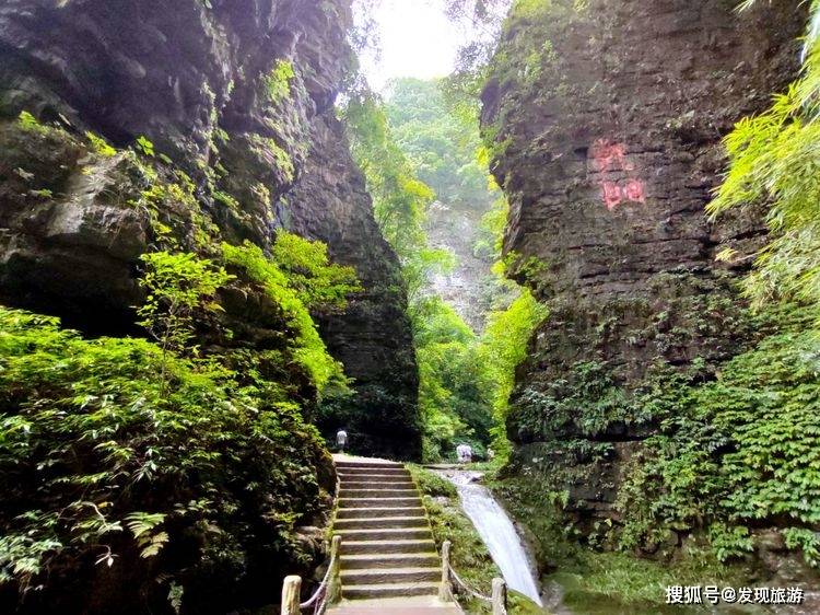 瀑布成群山峰迷人峡谷奇观天然风景