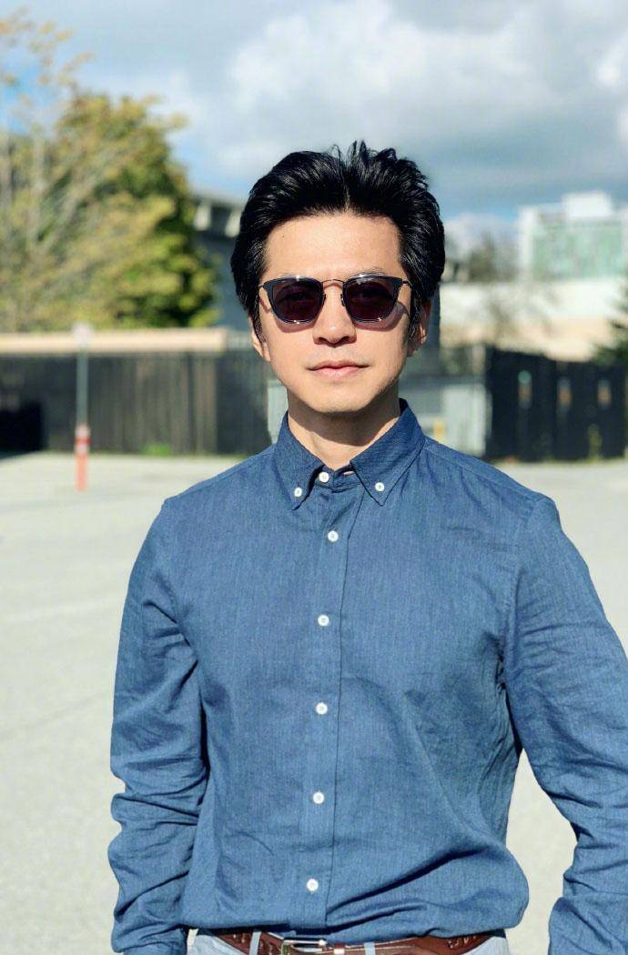 李健晒健身照戴墨镜穿背心举重健硕有型难得不油腻的中年男星