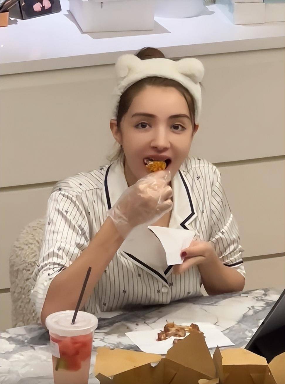 麦迪娜深夜吃宵夜被拍!