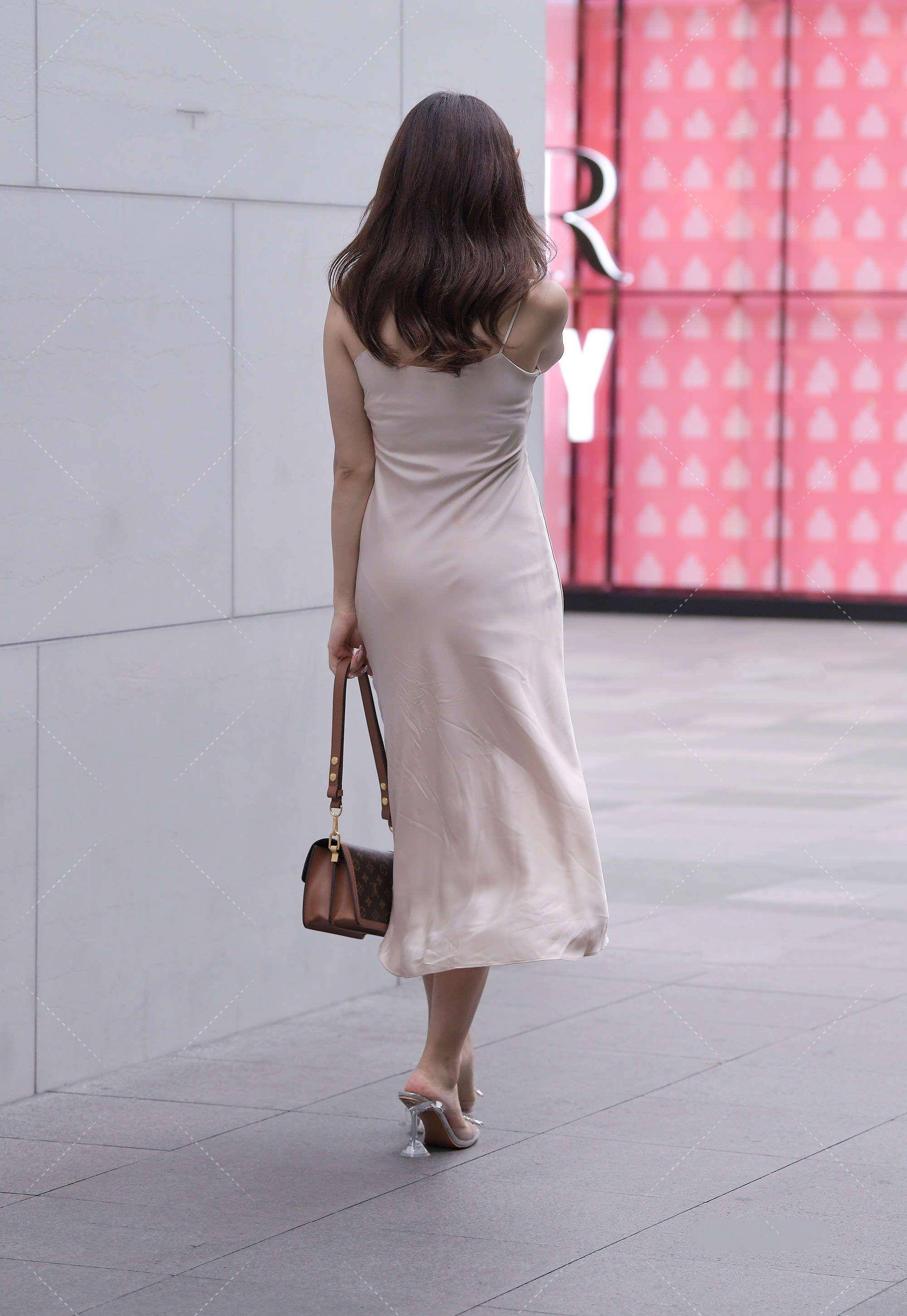 香槟色的连衣裙配上丝绸质感,高贵有气质,闪亮的高跟鞋仙气十足_裙子