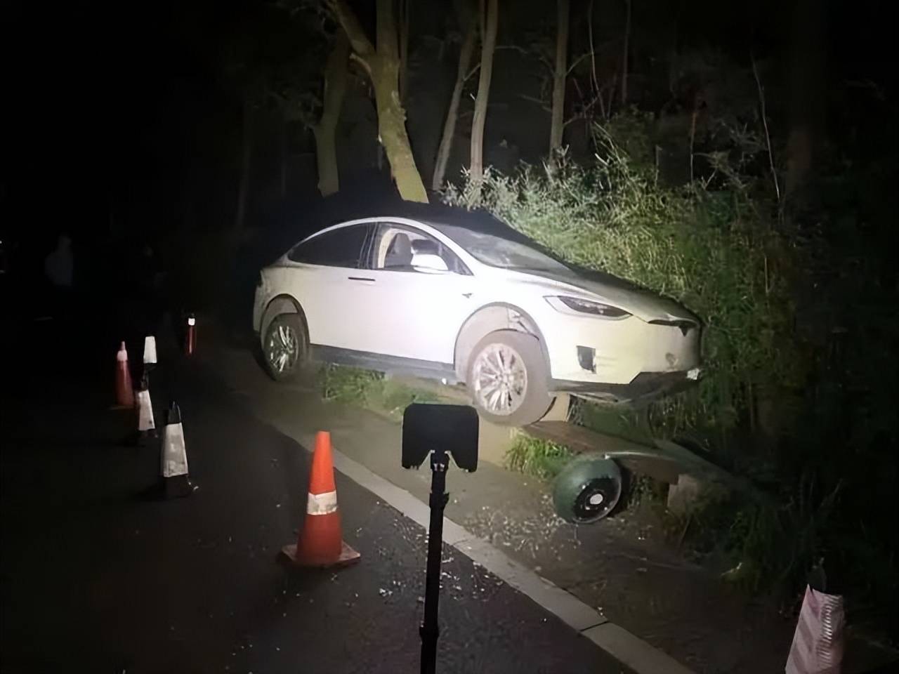 特斯拉「酒驾」车祸:车主副驾坐,autopilot自己开,责任算谁的?