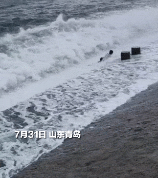 “游客”青岛两名游客被海浪卷走其中一人遗体已被找到