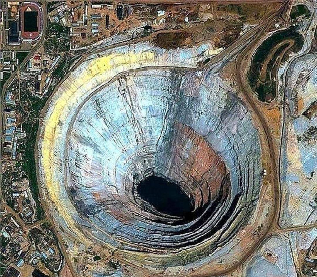 Огромные дыры жены. Огромная дыра в земле. Самая большая дыра. Самые большие дыры на земле. Алмазный рудник.