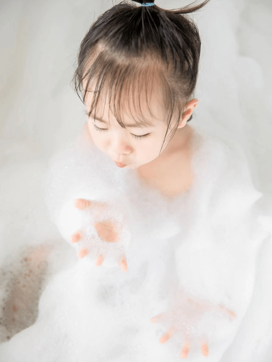 味道是淡淡的花香,闻起来很舒服~麻麻说:我家宝宝特别喜欢泡泡浴,每次