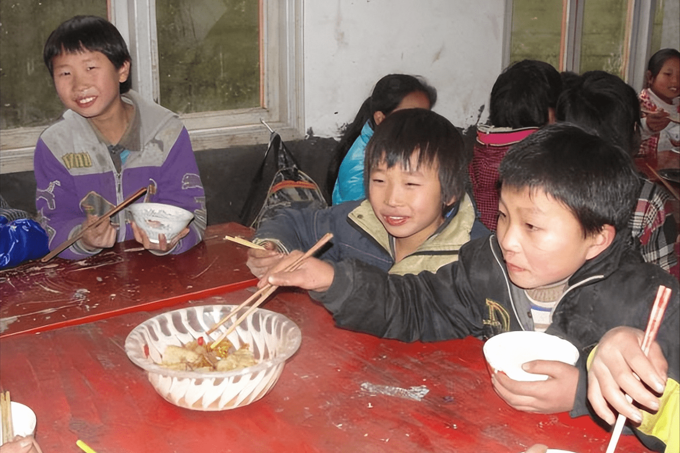 隆仙桃:变形计最清醒的女孩,11岁养活两个弟妹,每天吃剩菜剩饭