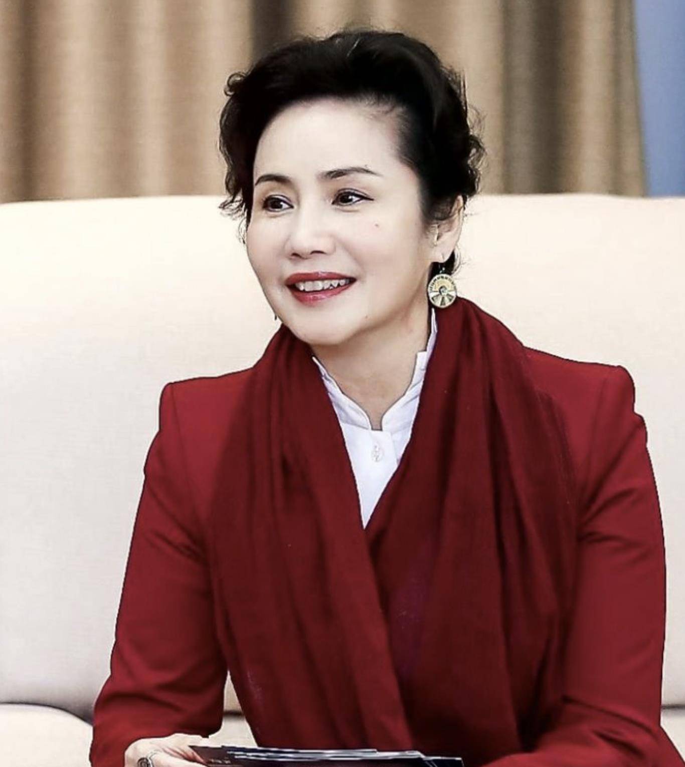 原创央视著名主播徐莉结婚证上儿子留言让她泪流满面