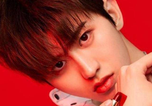 男星口红代言图,千玺蔡徐坤霸气,看到肖战:终于get直男审美