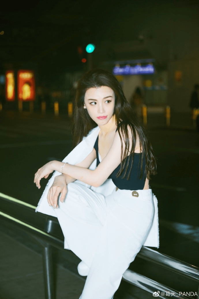 葛天最新造型曝光,穿白色西装套装干练大方,气质太高级