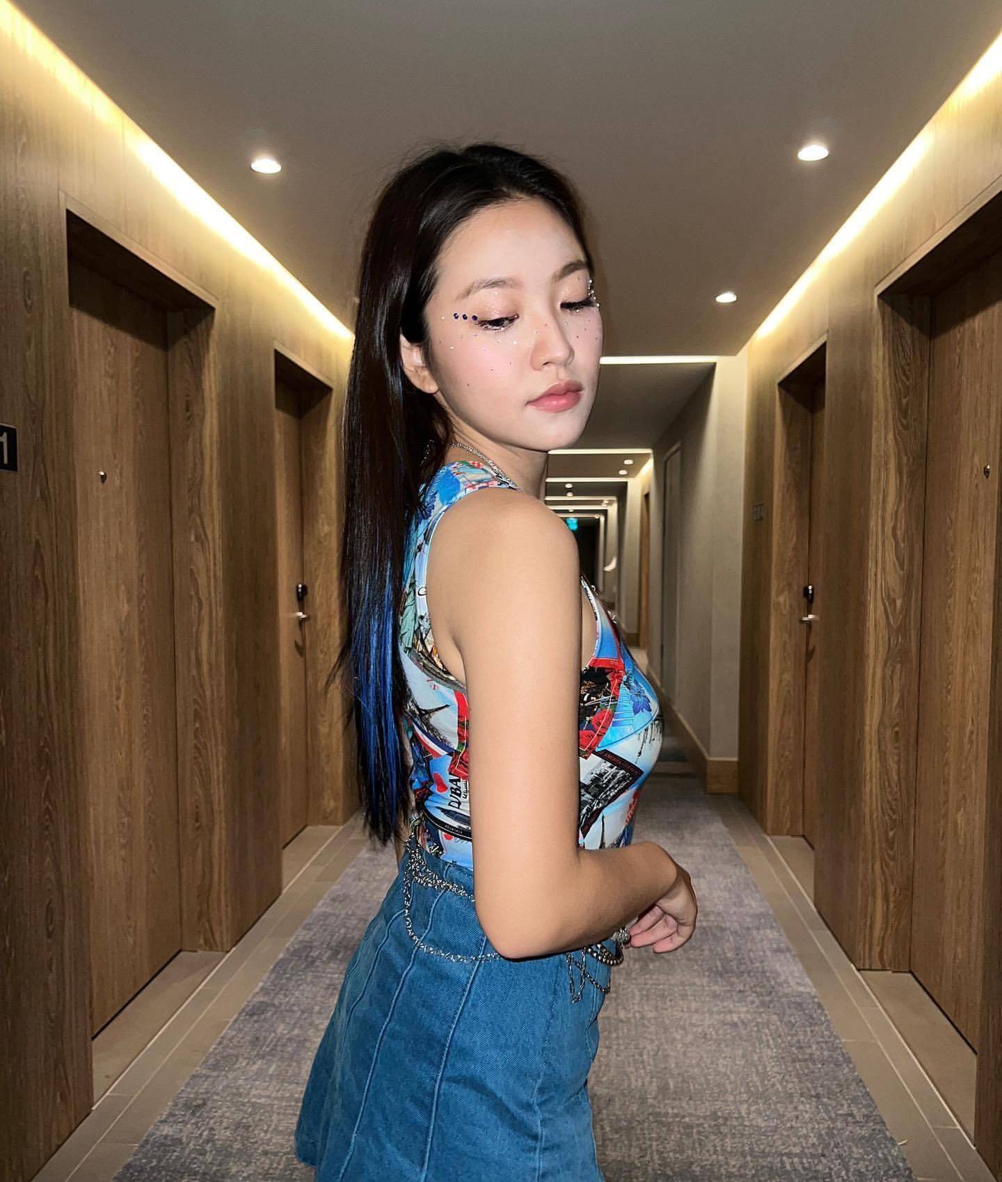 在伦敦酒店发自拍,展现丰满身材和时尚魅力_依琳_照片_金依霖