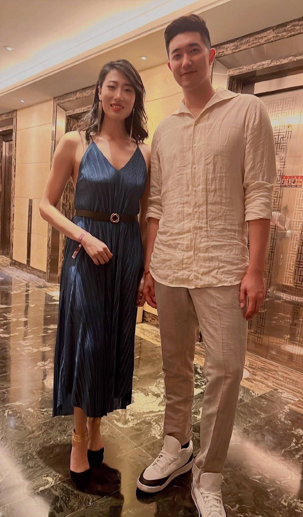 刘晏含穿着大胆"火辣",女人味十足,1米88超模身材成婚礼亮点_刘彦