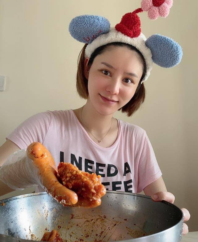 原创林峰老婆晒生活照张馨月纯素颜如少女身材发福好有气质