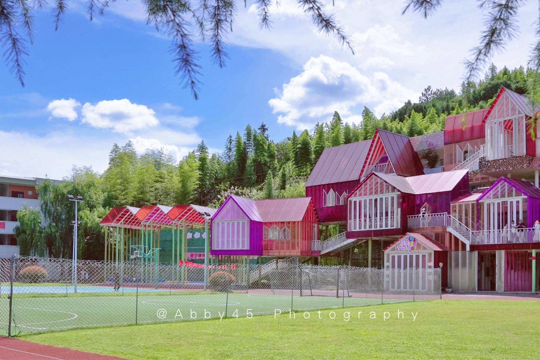 原创电影我和我的家乡中的学校如彩虹城堡是真实的乡村小学