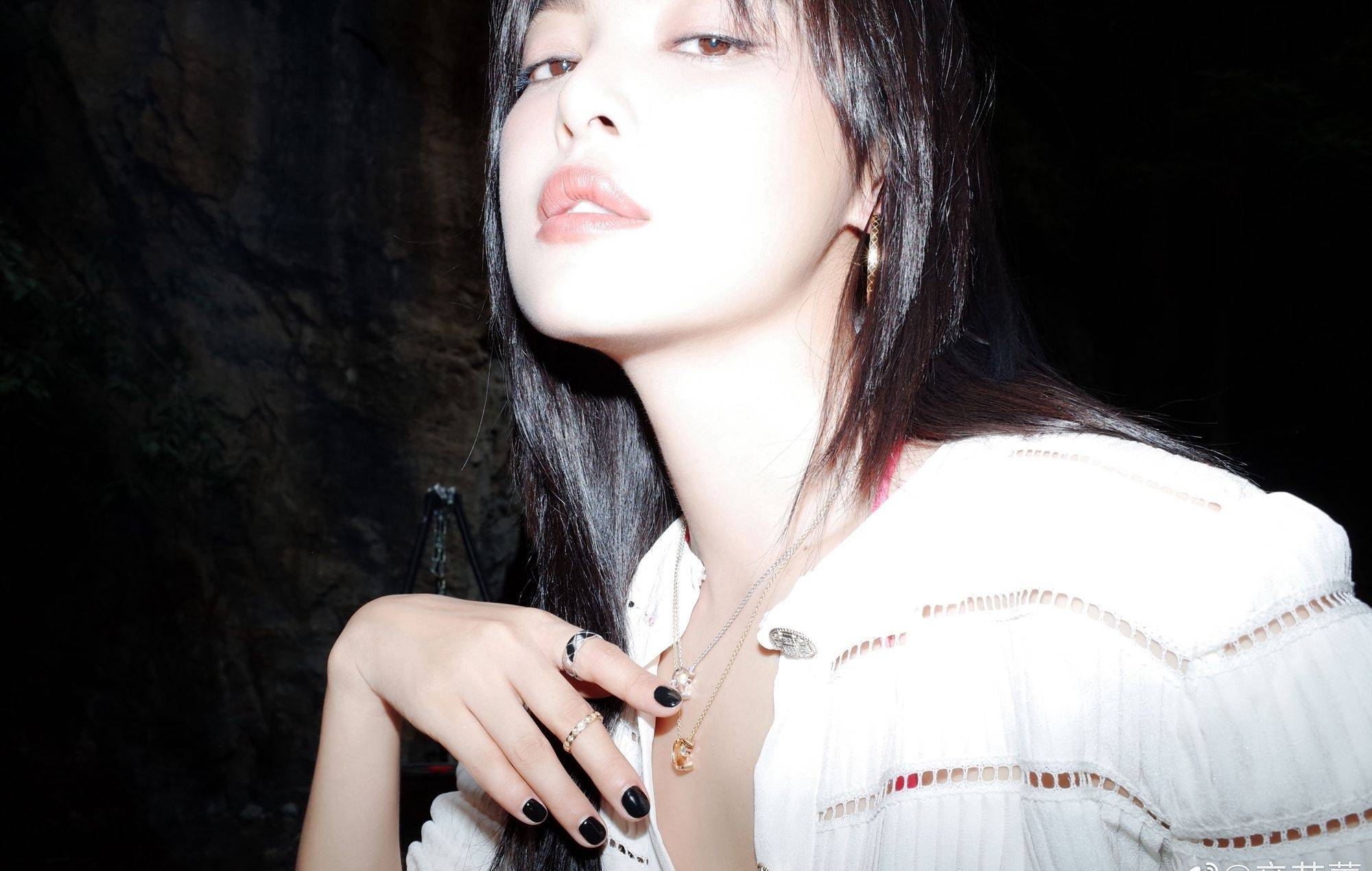 辛芷蕾白色连衣裙性感写真_辛芷蕾_写真_连衣裙