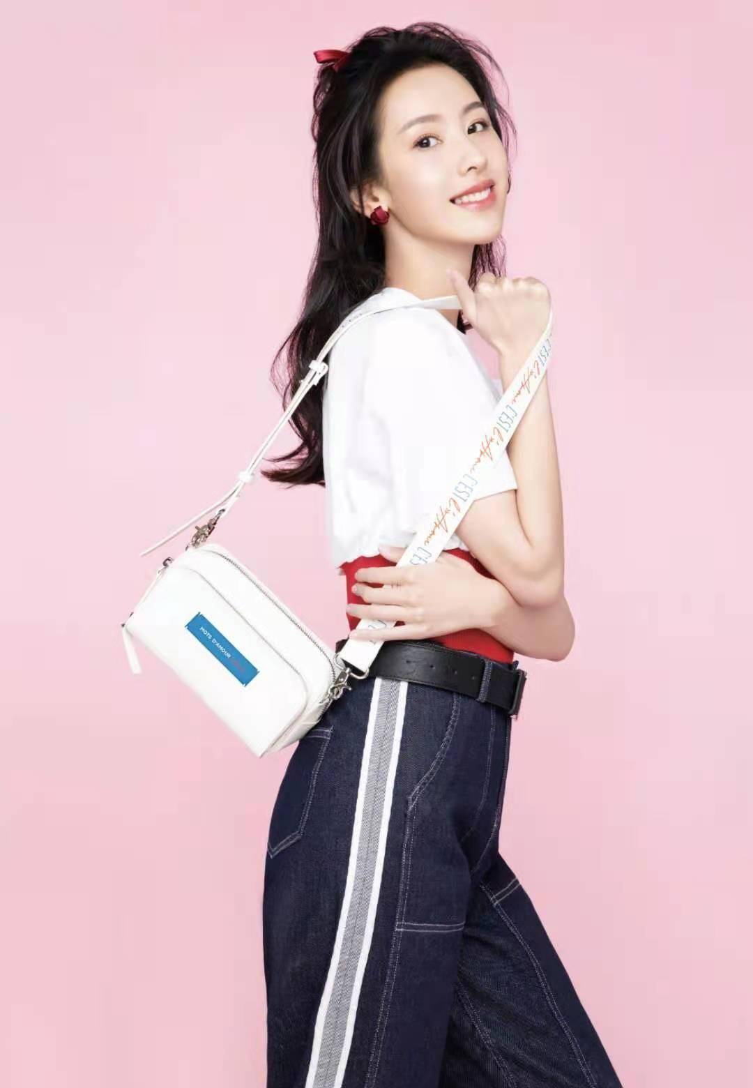 陈都灵实在太瘦了,骨感身材连抹身材裙都"挂"不住,好在颜值出众_面料