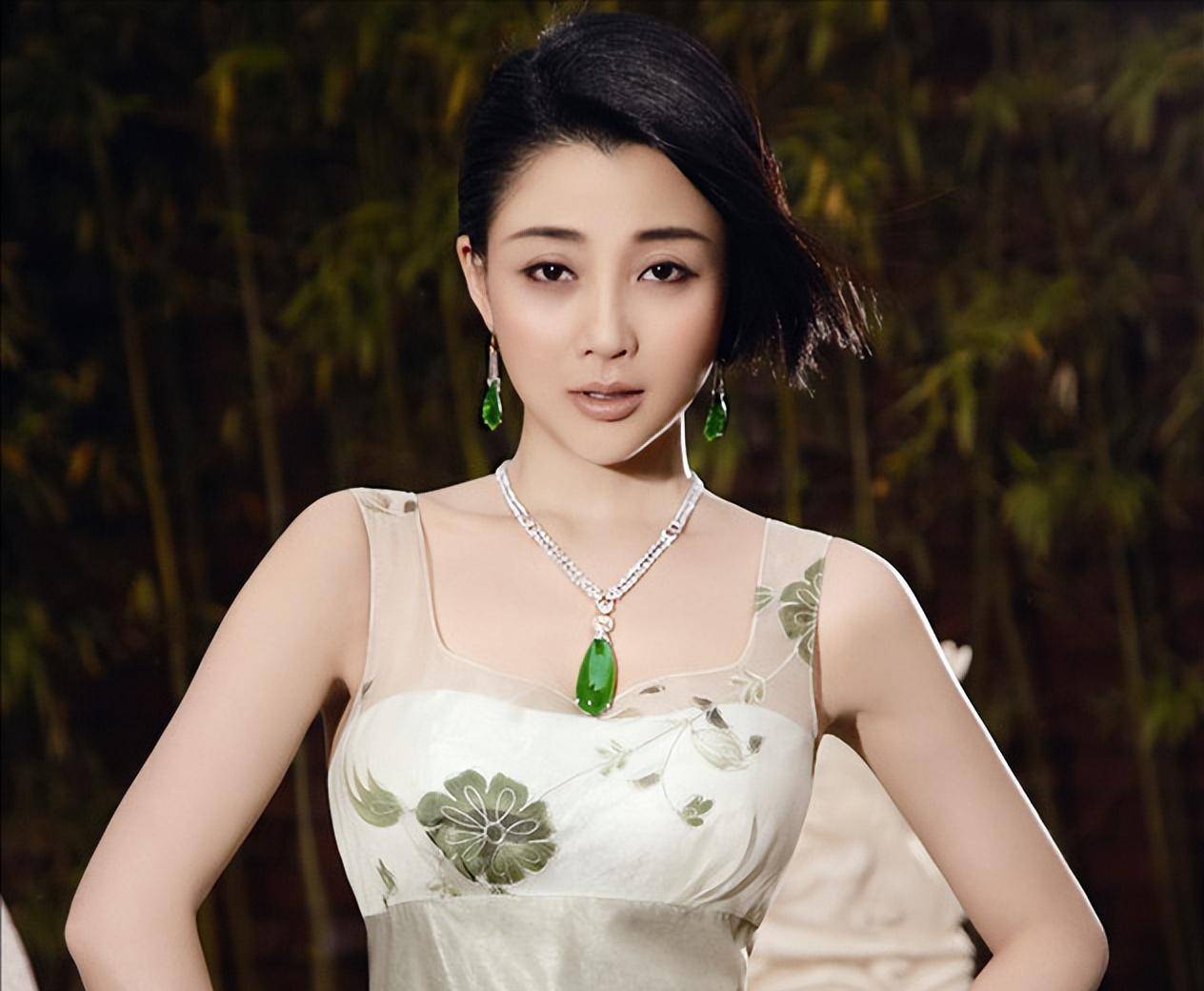 "美玉"千万不要硬戴,有的人看起来高贵大方,有的人衬得像假货_翡翠