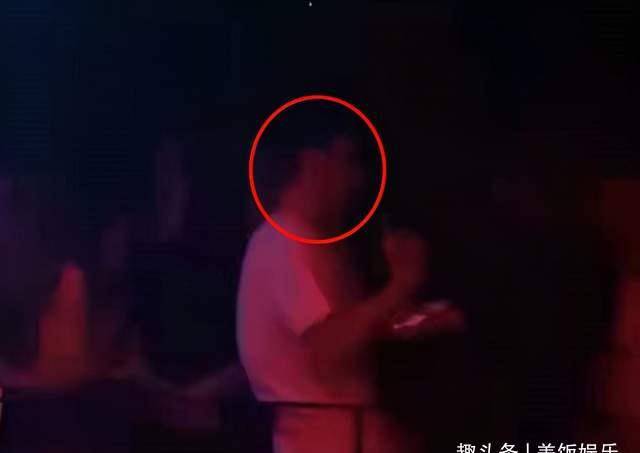 疑与张艺兴深夜蹦迪,一同打台球还有美女作陪_酒吧_视频_大陆
