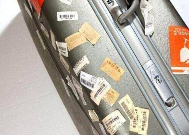 为什么说下飞机后，行李箱上所贴上的标签最好留着，有什么用呢？