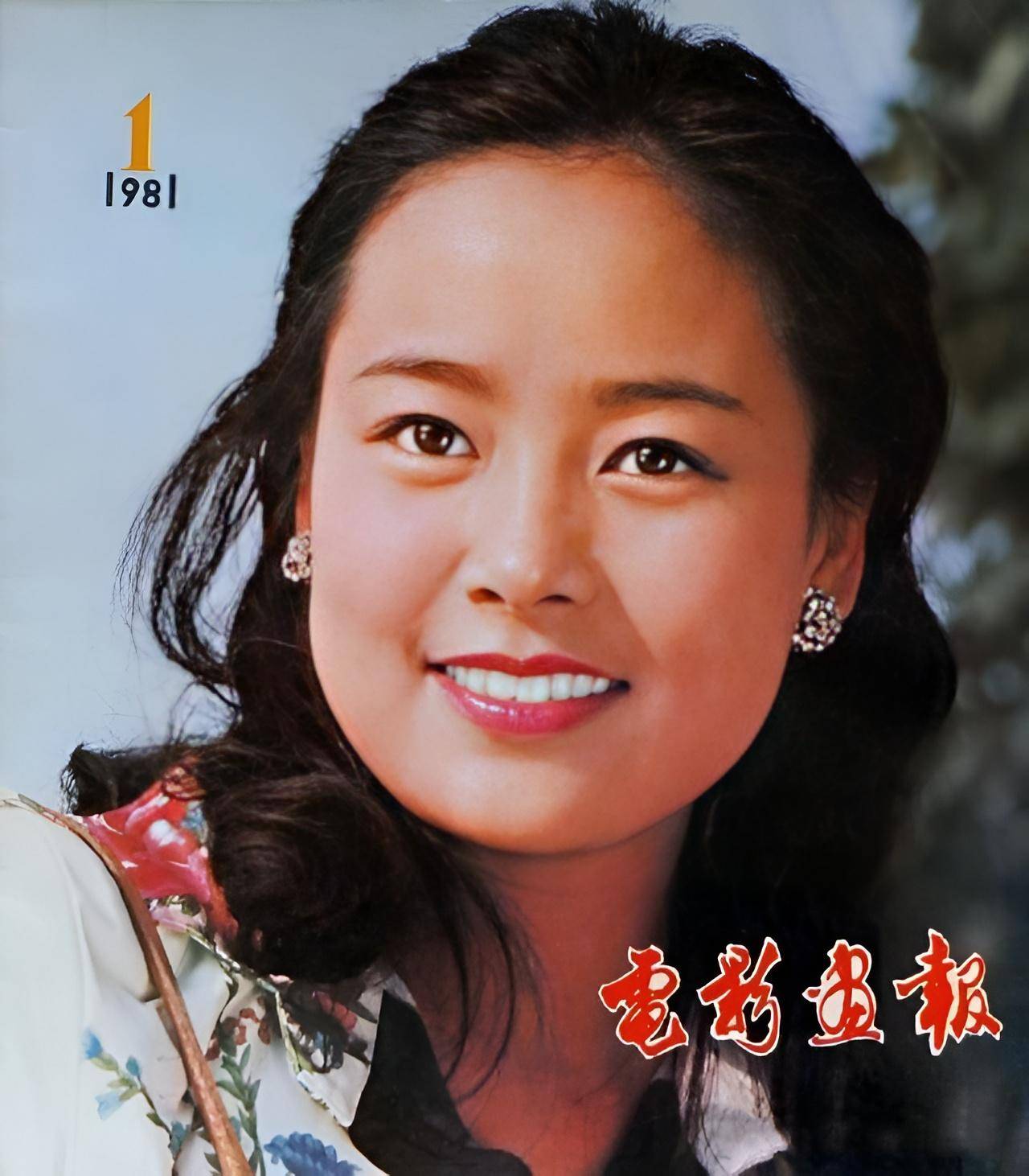 80年代,不少家庭都时兴贴明星画报(或明星挂历),而这些明星画报通常是