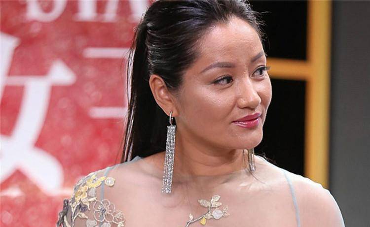 瞿颖不再是女神?身材没变,但咋油光满面的呢?