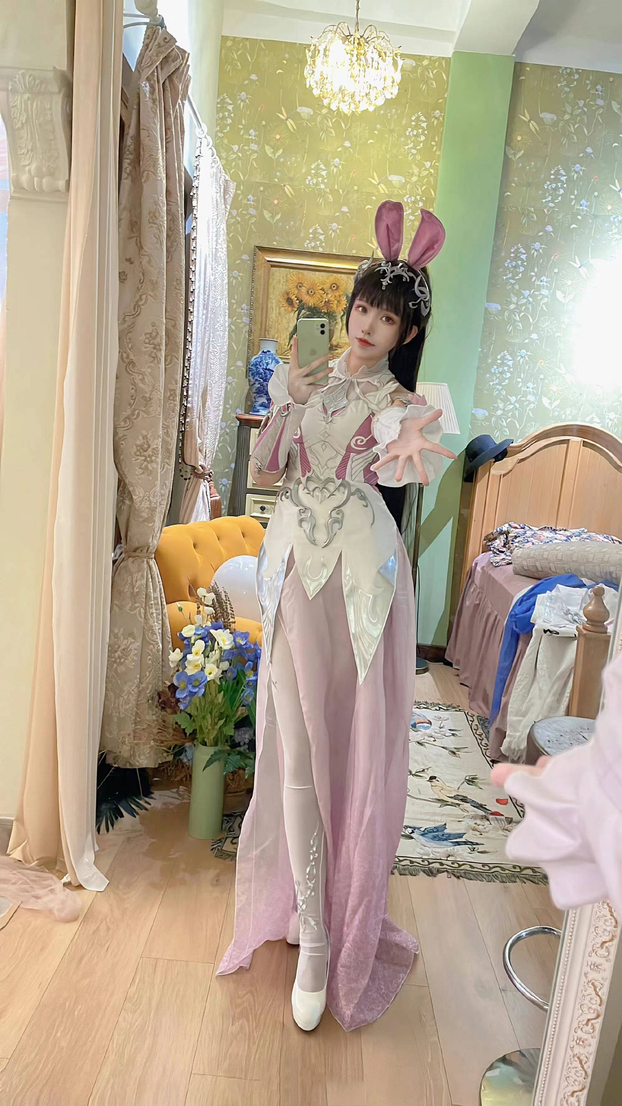 斗罗大陆：小舞cos又迎来一位女神，白丝好评，高跟鞋是白色的