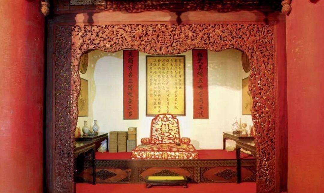礼毕,引入坤宁宫东暖阁之洞房,行合卺礼,即于此屋内度过花烛第一夜.