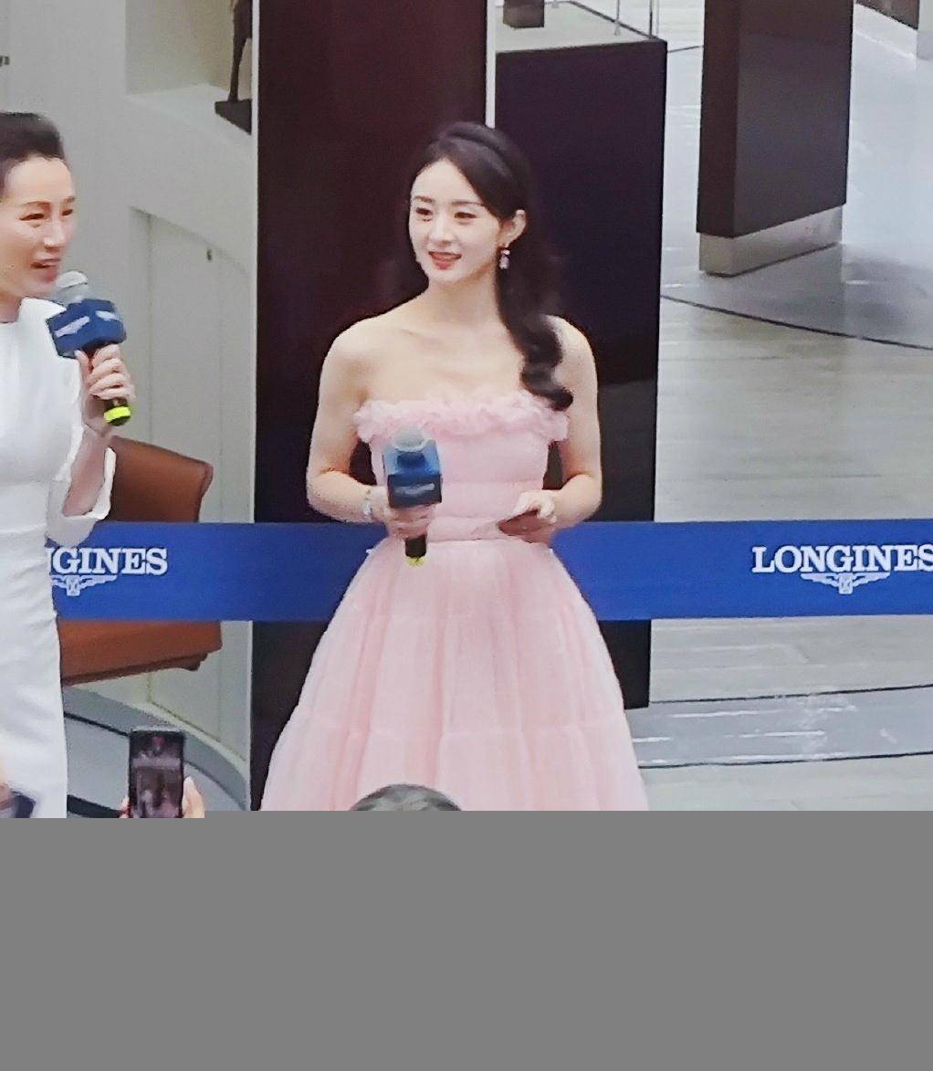 赵丽颖昆明活动生图美成仙女,披肩后更美,举杯喝香槟动作绝了_造型