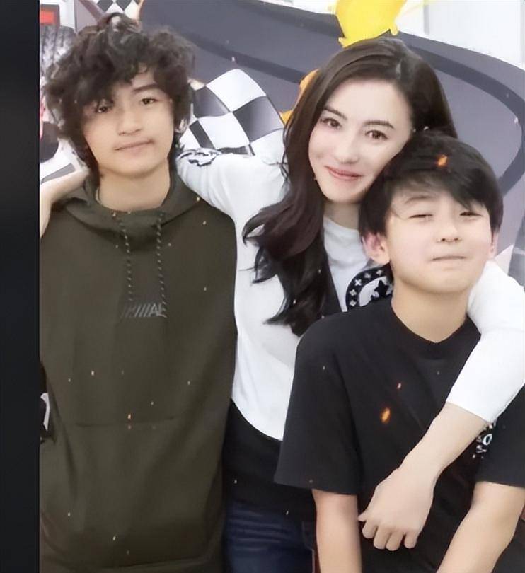 张柏芝晒为大儿庆生15岁lucas模样大变不再像谢霆锋更像舅舅