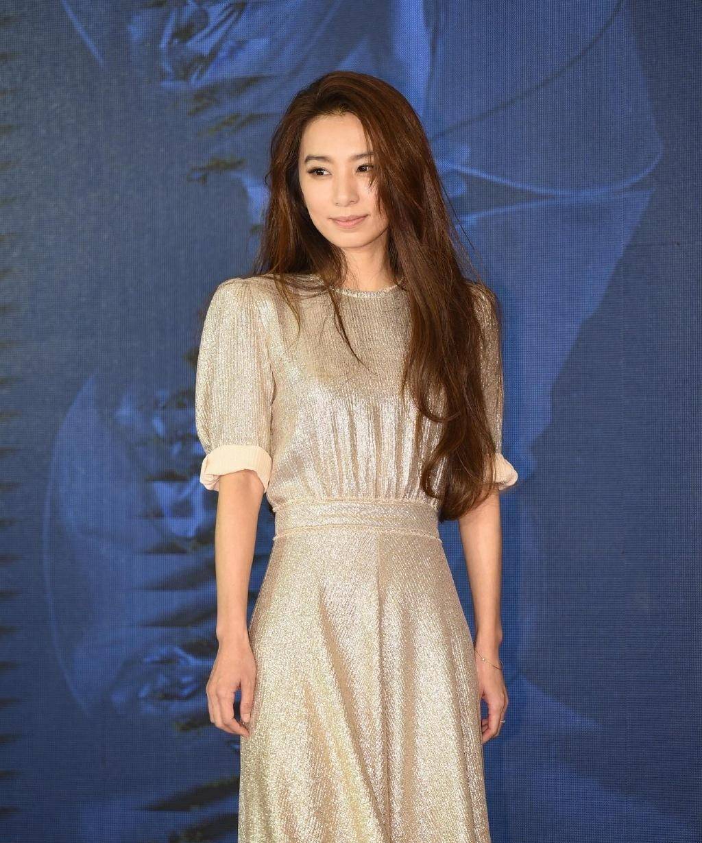 hebe难怪被大家喜欢,37岁亮片收腰裙,一如既往的优雅迷人_连衣裙_身材