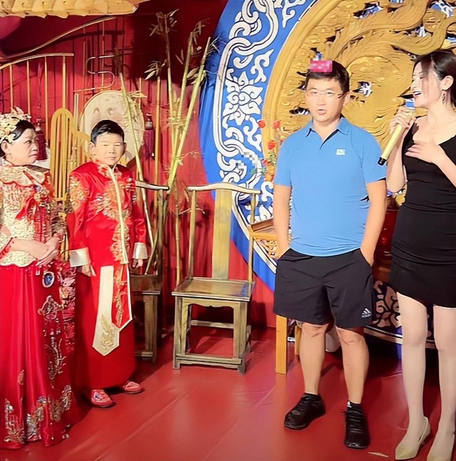 恭喜43岁知名网红放羊娃龙哥今日大婚姜涛笑神携女徒弟捧场