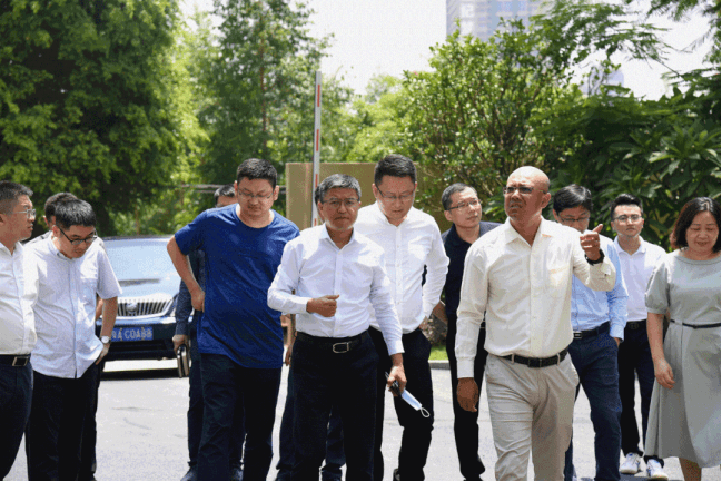 绿地集团执行总裁陈军赴湾区考察,40℃高温下身体力行诠释永不止步!
