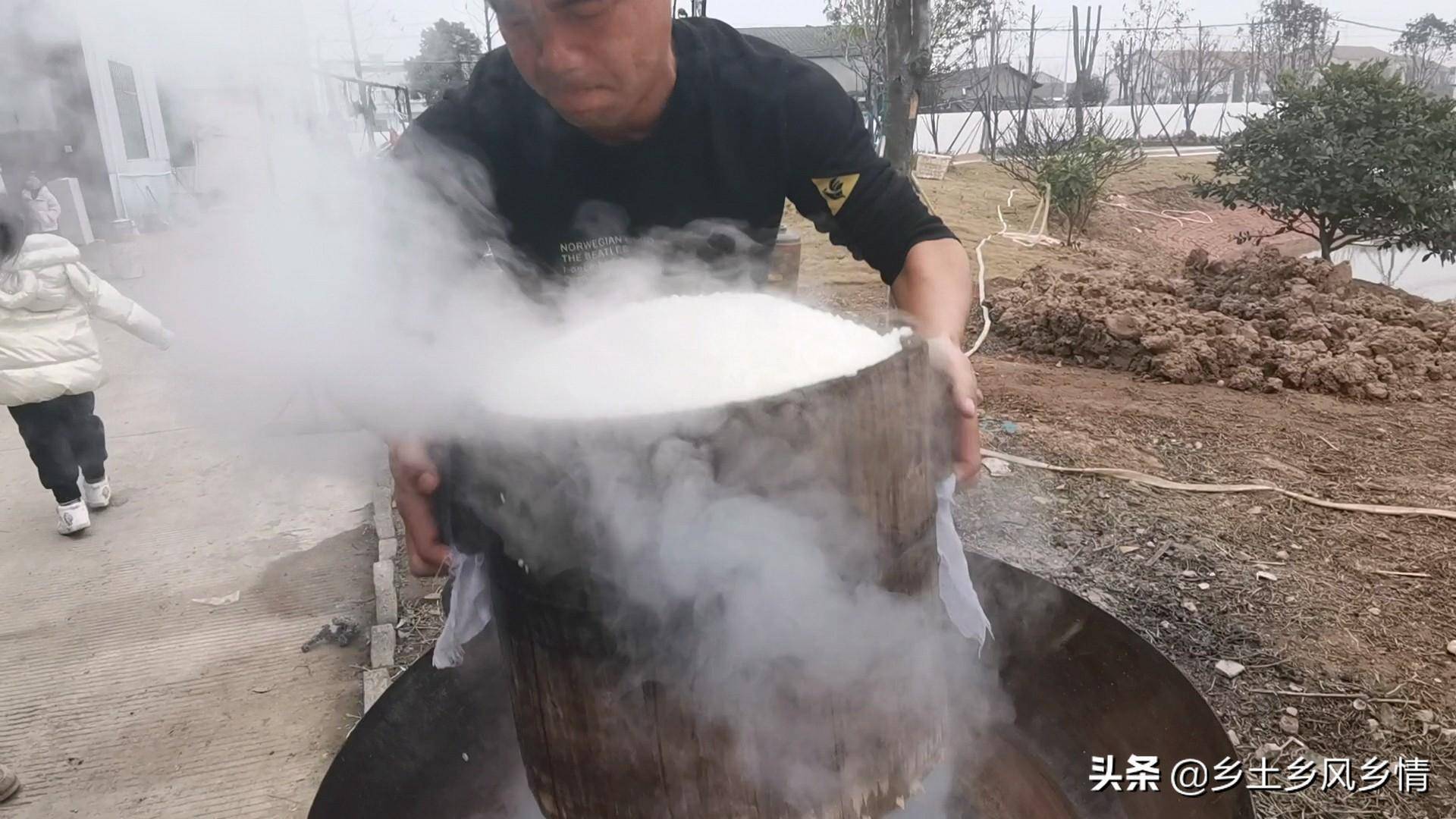 年味渐浓,农民用传统的方法"杵糍粑,乡亲们都来帮忙_劈柴_糯稻_柴火