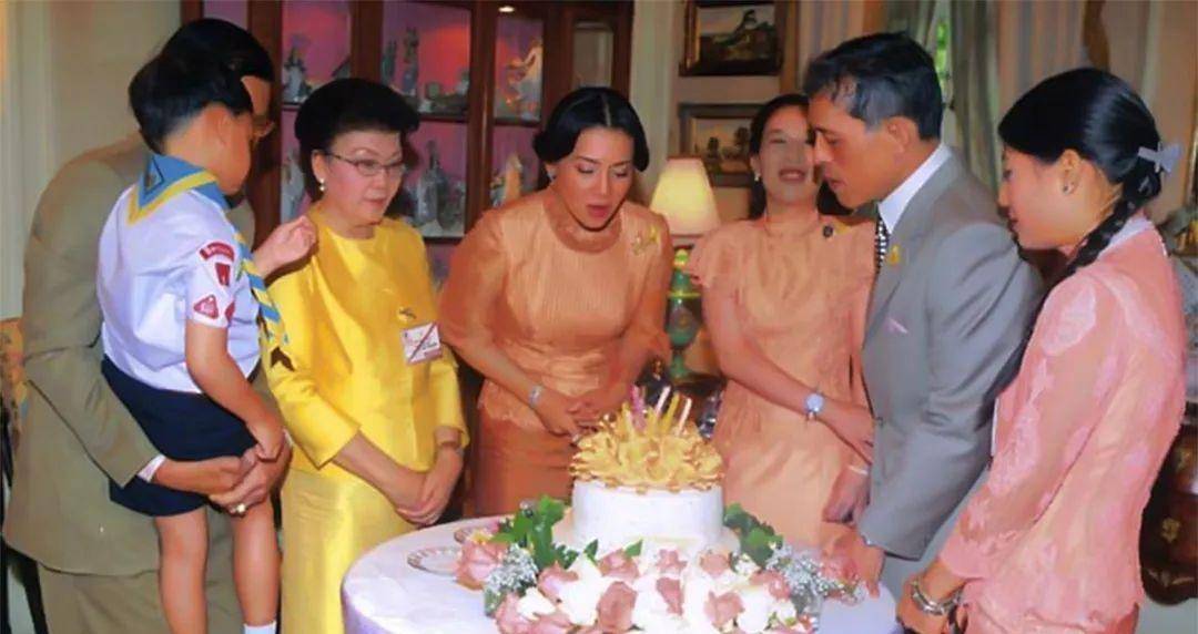 西拉米陪儿子拍了9年庆生照,张张温馨,不知王子可记得母亲的好_寿星