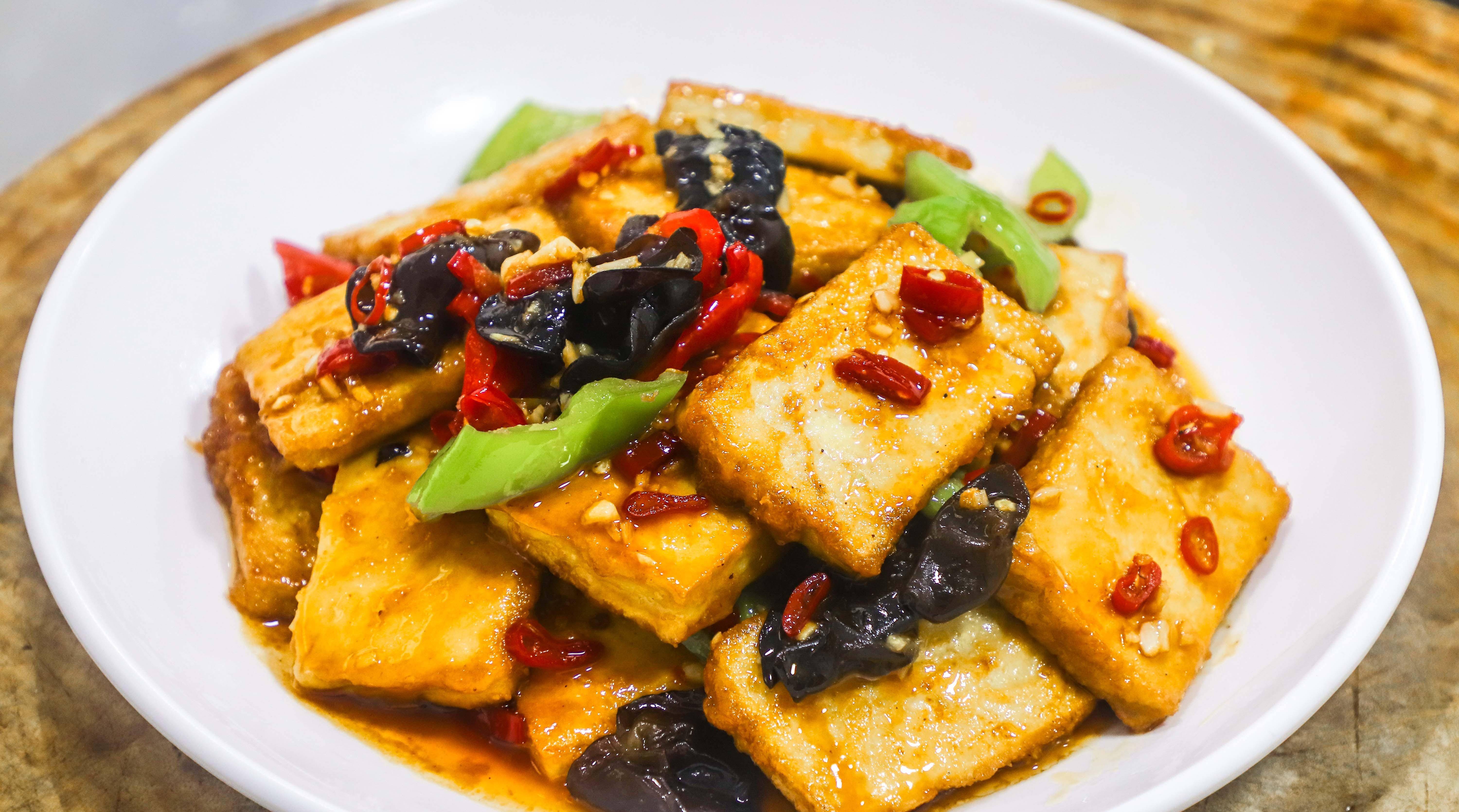 厨师长分享鱼香脆皮豆腐做法,豆腐煎的不破不碎,不粘锅,很入味_菜肴