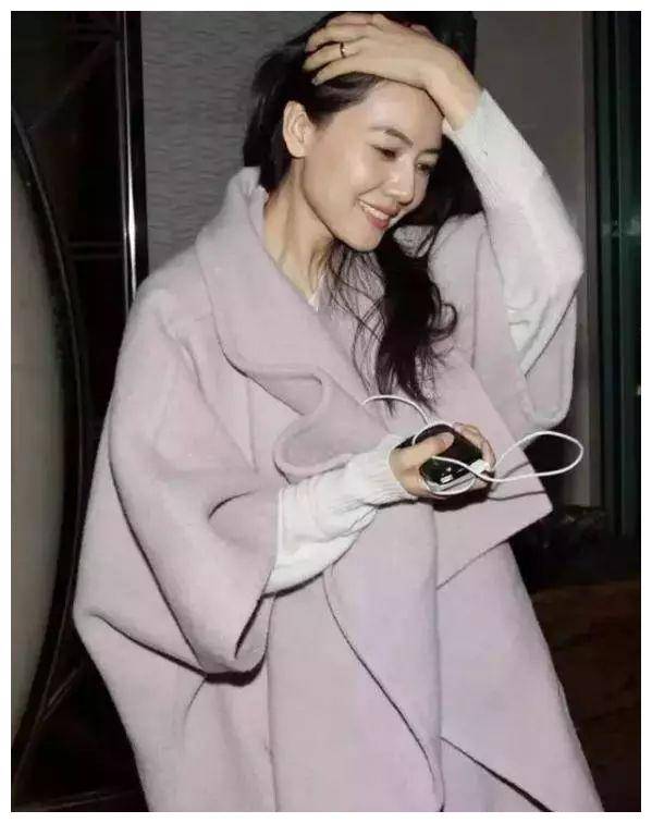 高圆圆赵又廷低调现身机场驼色大衣配墨绿色围巾保暖又时尚