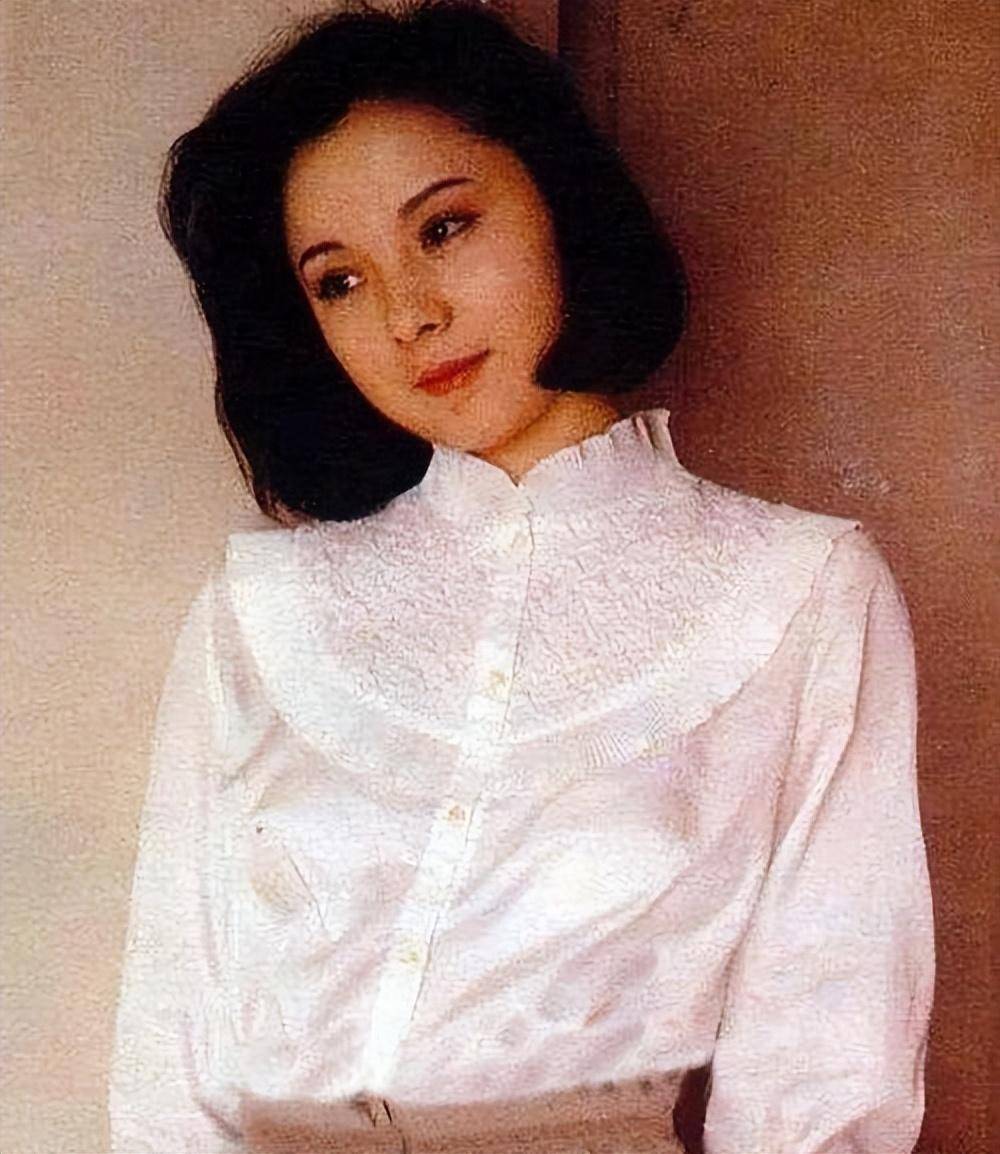 安雯:丈夫诈骗5700万,变卖家产替夫还债,54岁没孩子也幸福_张君秋