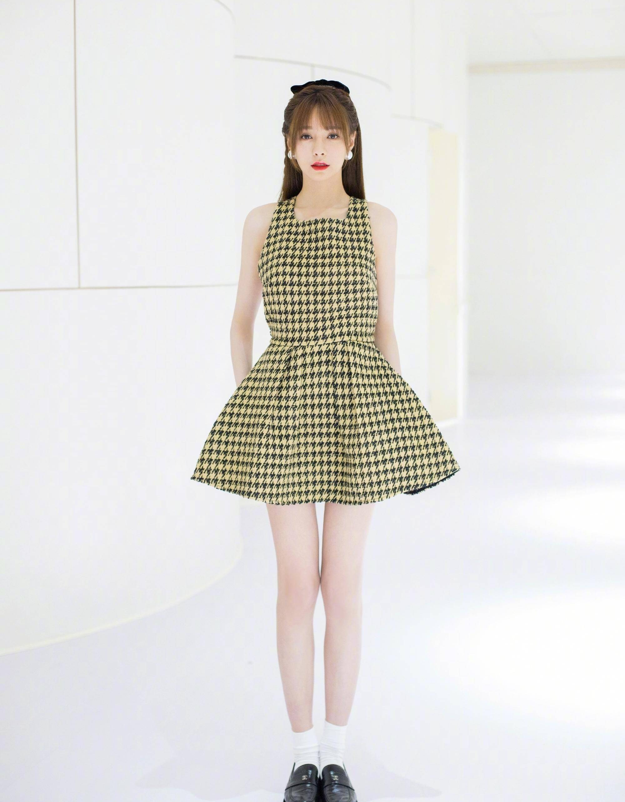 原创沈梦辰又美出新高度了穿黑色短背心配超短裙女团身材火辣撩人