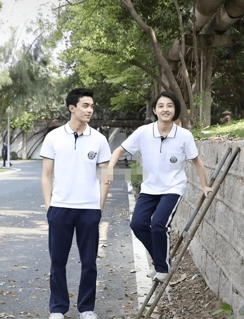 吴磊和张子枫毕业照拍摄花絮曝光,穿同款校服互动超甜,爱了_网友_年纪