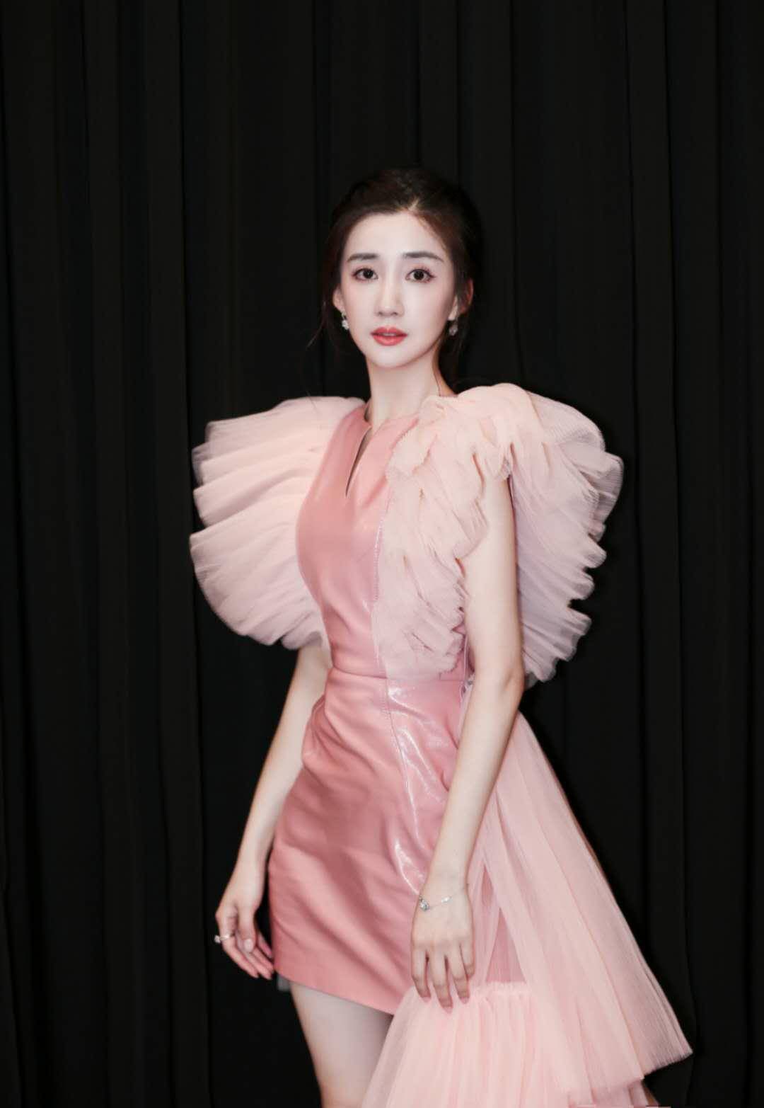 "殷素素"陈欣予好有公主范,短皮裙后面披层纱,美得仙气有气势_短裙