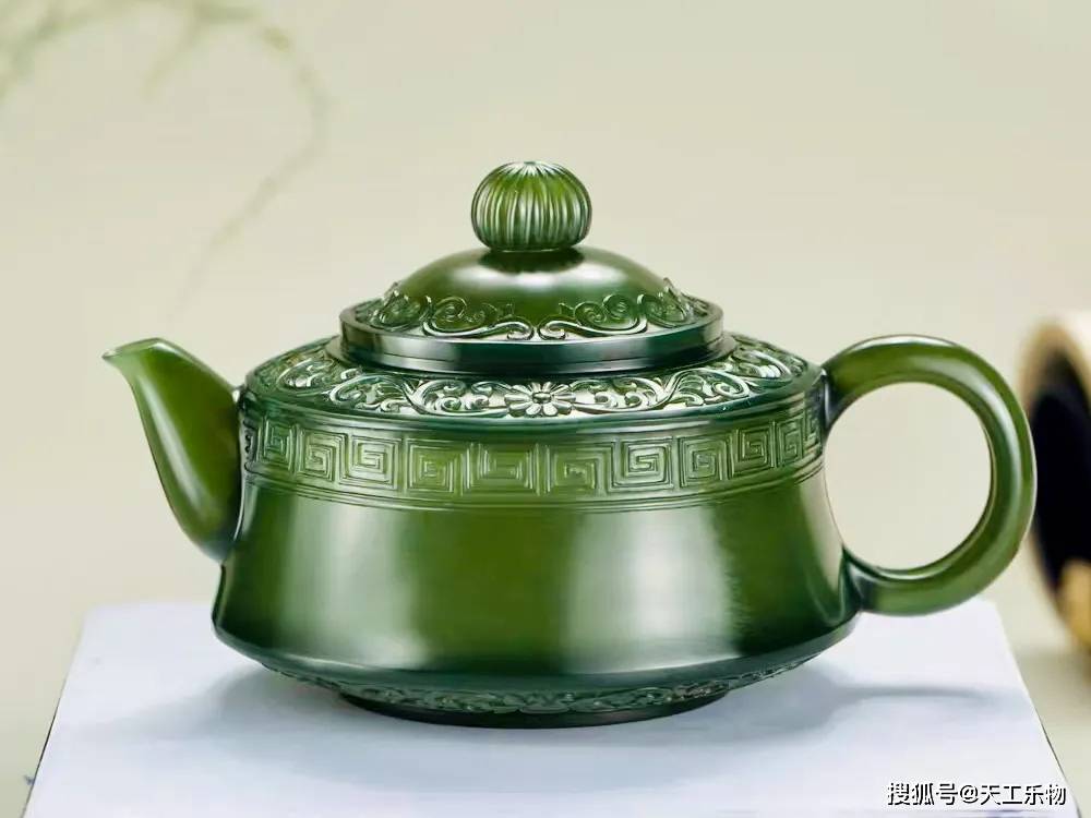 中国味道和田玉青玉缠枝纹薄胎井栏壶