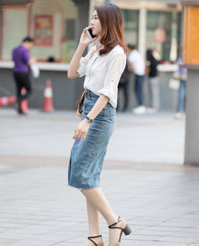 街拍:#穿搭#拦不住的夏天 ,有了这条牛仔短裙,瞬间成靓妞_女孩子_酷帅