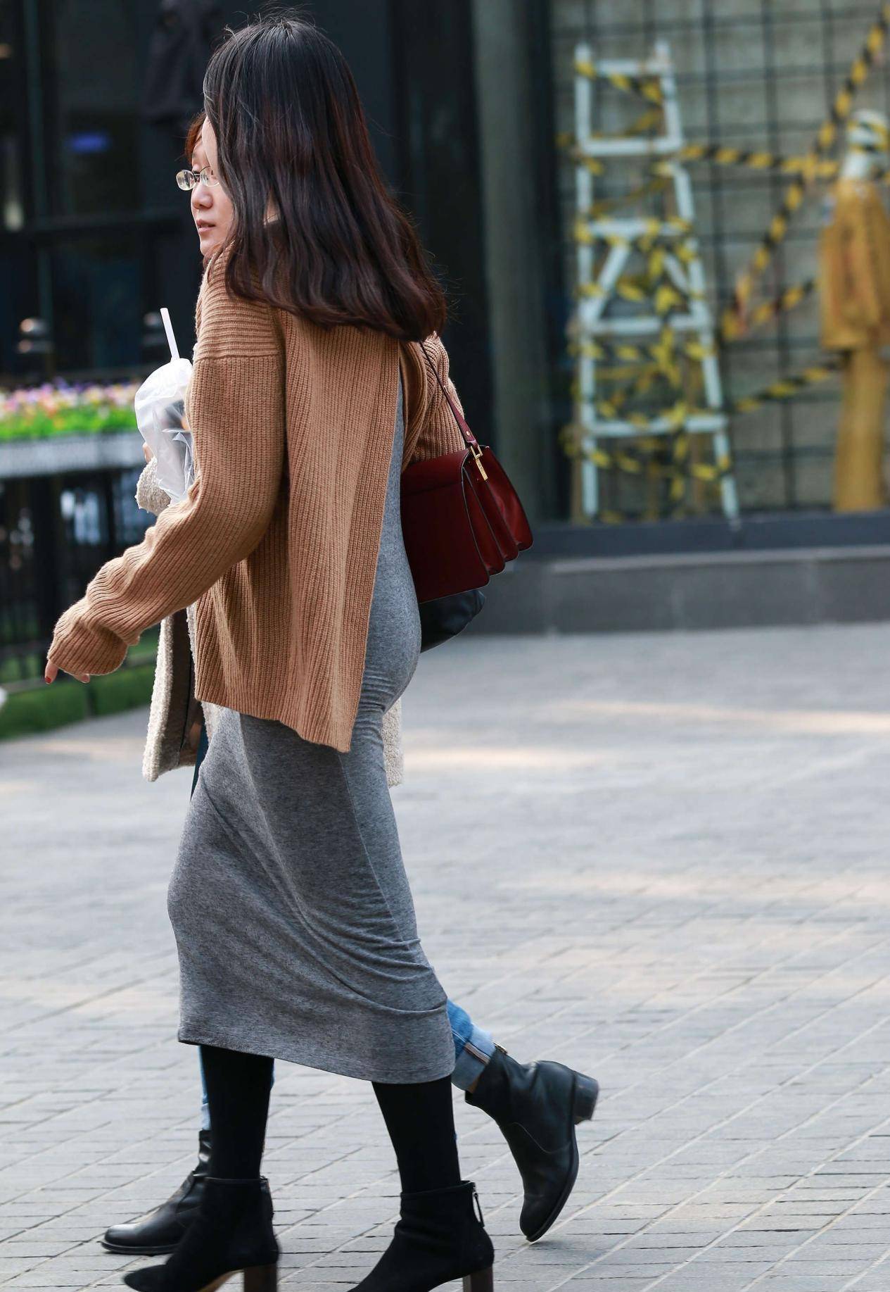 毛衣反穿搭配灰色内搭,尽显身材高级感,成背影女神不是梦_时尚_款式