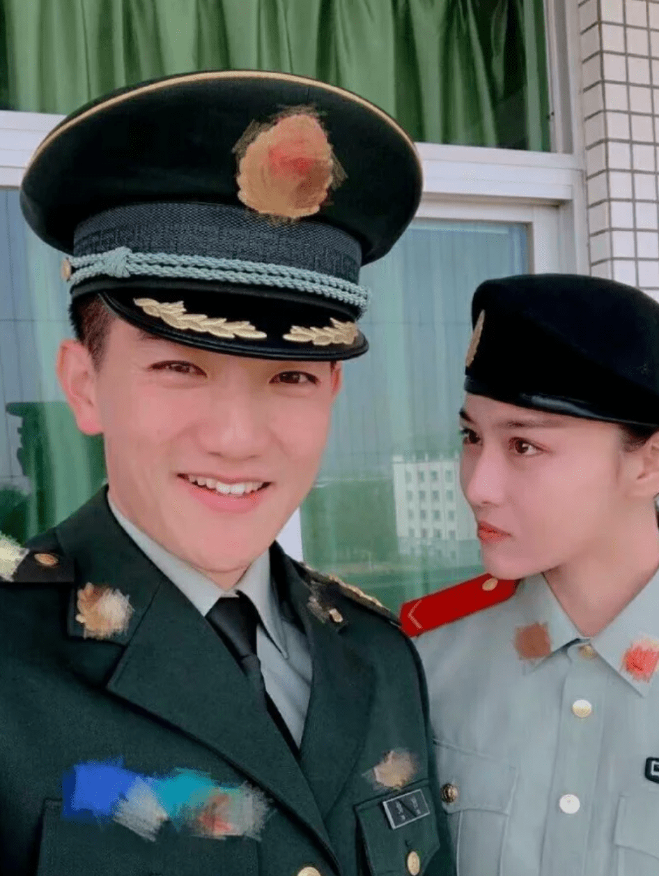 张馨予之前还因为军嫂的身份出演了《号手就位》和李易峰一起合作