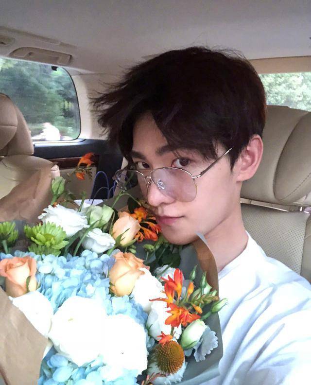杨洋捧香槟玫瑰晒自拍,皮肤光滑娇嫩_鲜花_五官_爆表