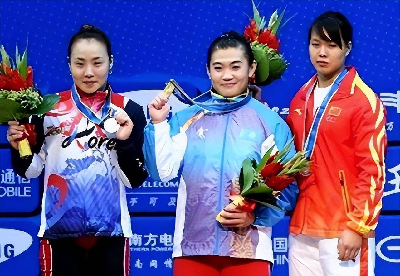 记者问姚莉是否在中国做过举重训练.