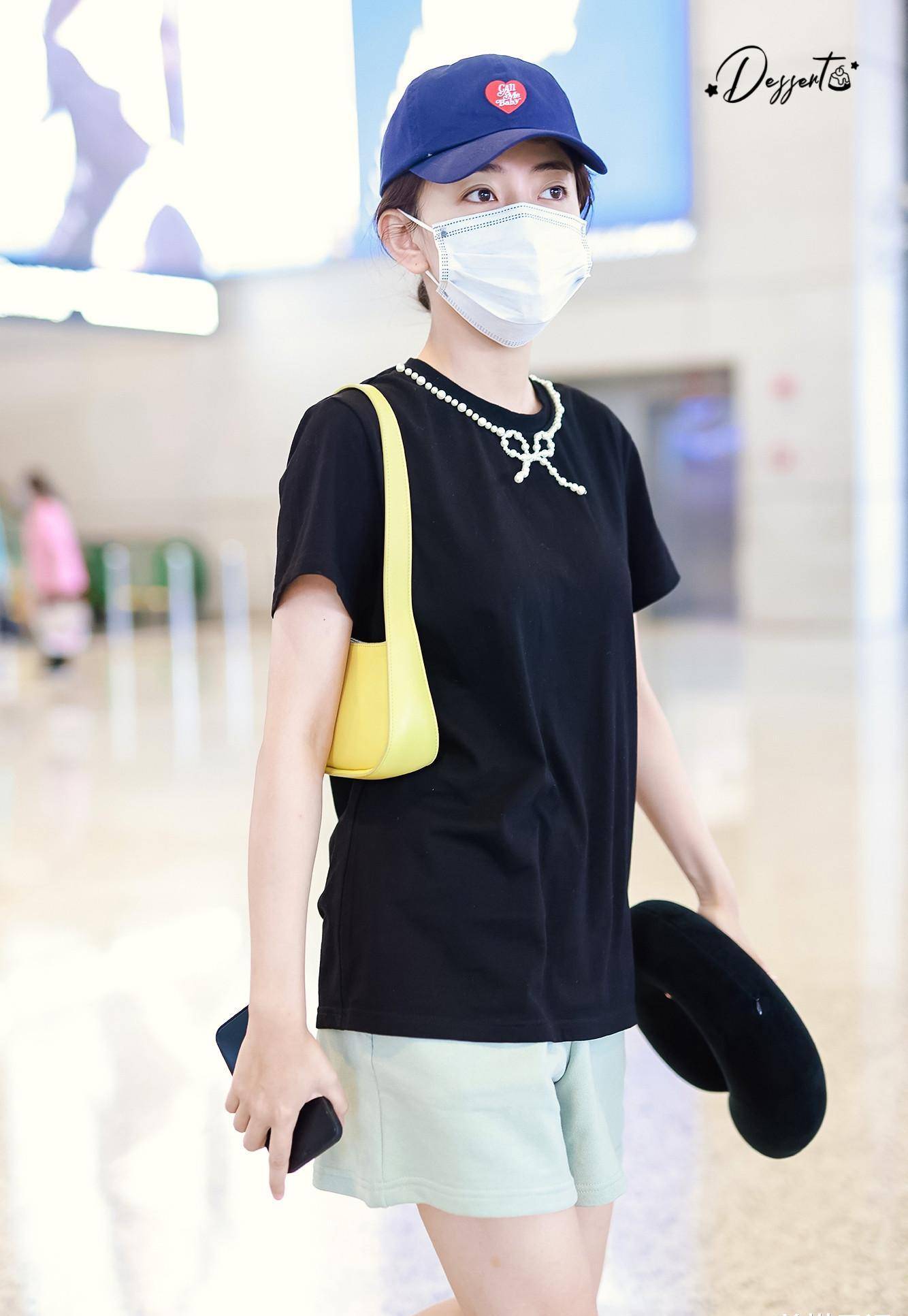 梁洁今日机场街拍穿搭,蝴蝶结t恤是亮点75_穆勒_黑色_协作