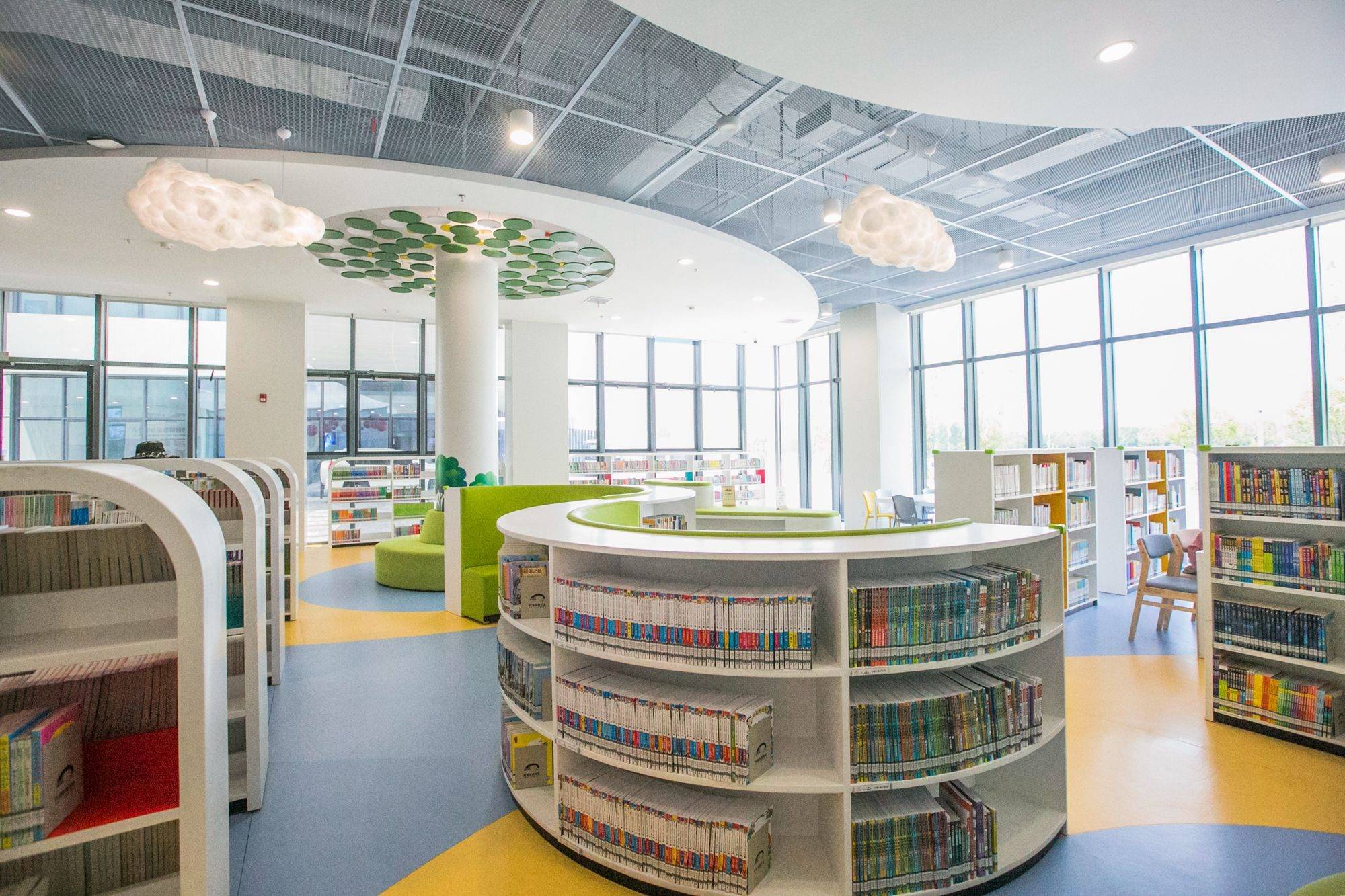 安徽六安有一座叶集区图书馆，环境优美，深受市民的喜爱