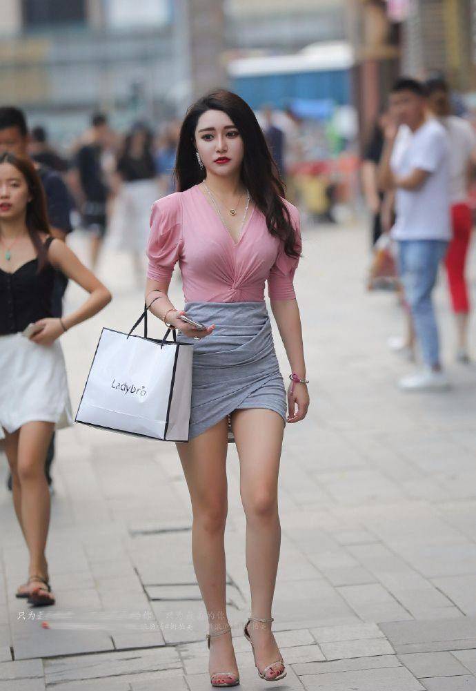 原创街拍时尚时尚的小姐姐一身粉美装扮透漏出无限的魅力时尚
