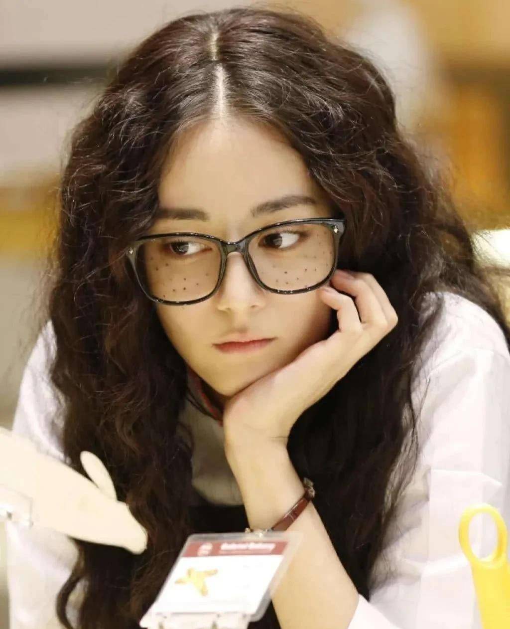女明星素颜戴黑框眼镜,赵丽颖可爱,迪丽热巴可爱,白鹿文学_赵露思