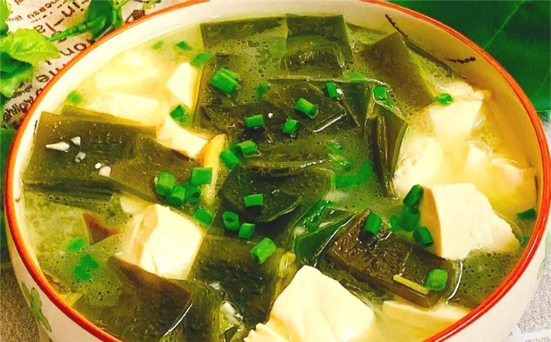 第四道:海带豆腐汤步骤三:锅里留底油,加入姜丝炒香,加入冬瓜片炒一下